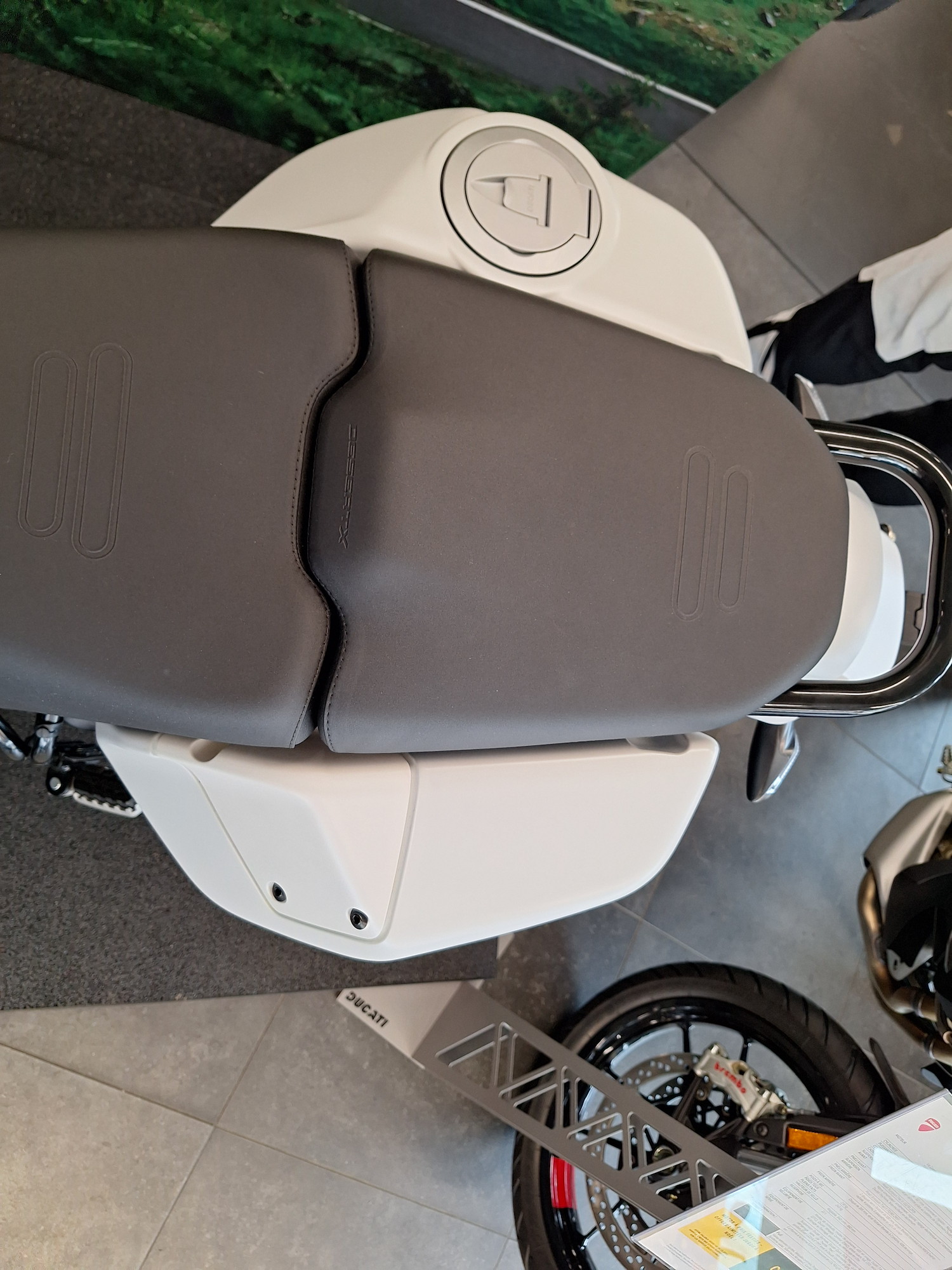 DUCATI Desert X-showroom-element-3