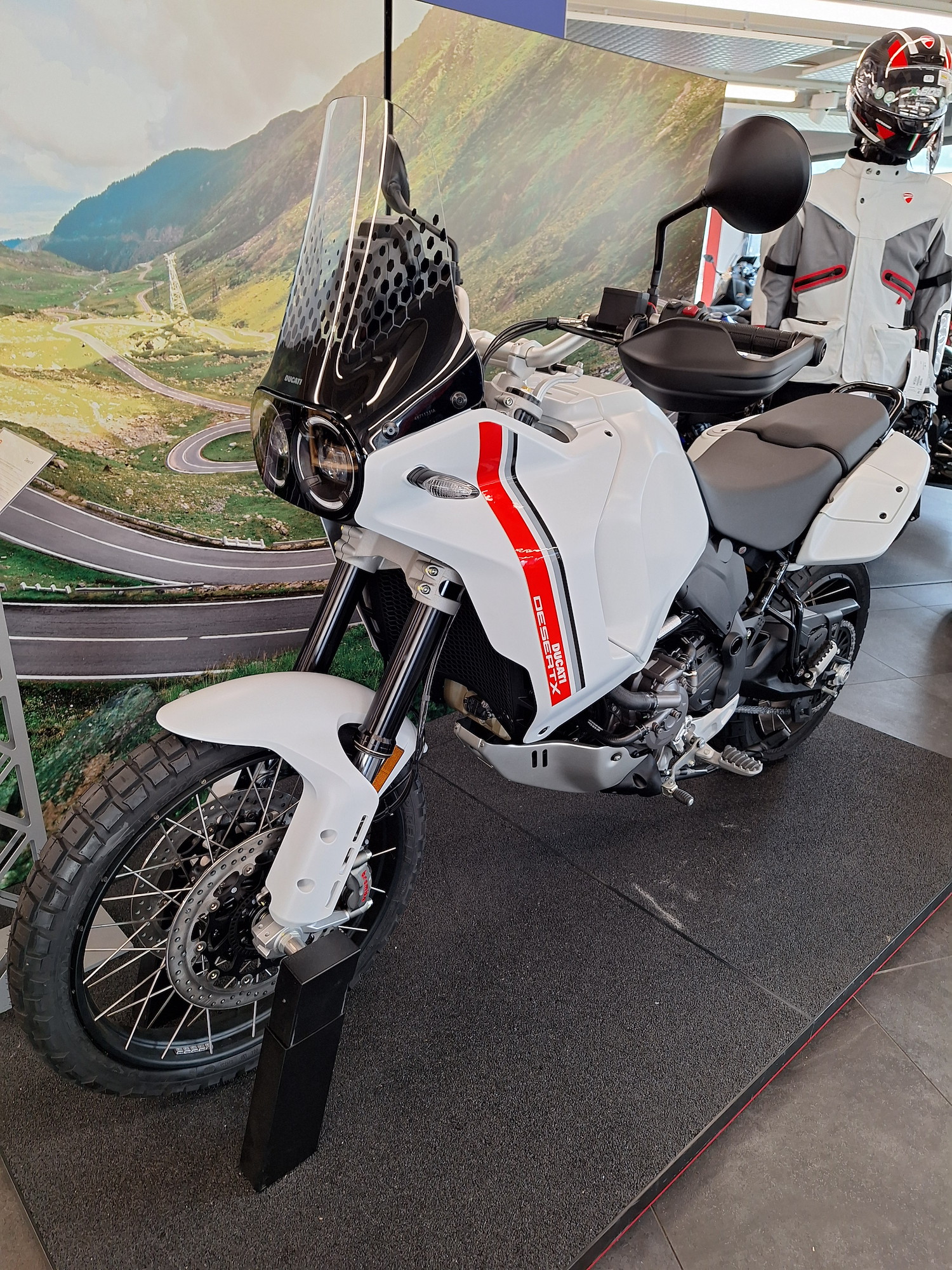 DUCATI Desert X-showroom-element-1