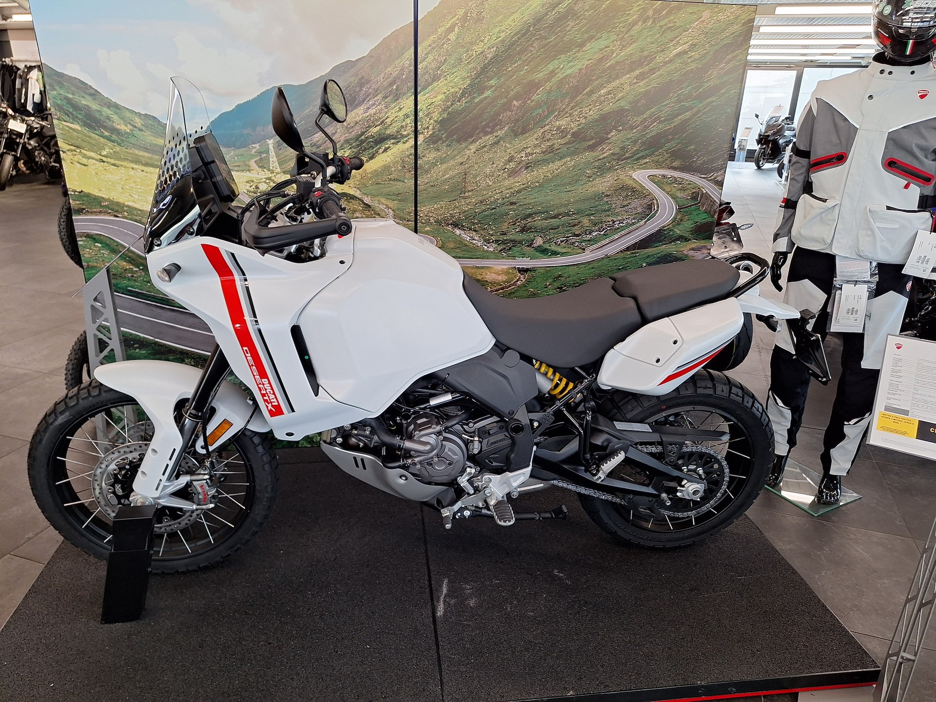 DUCATI Desert X-showroom-element-2