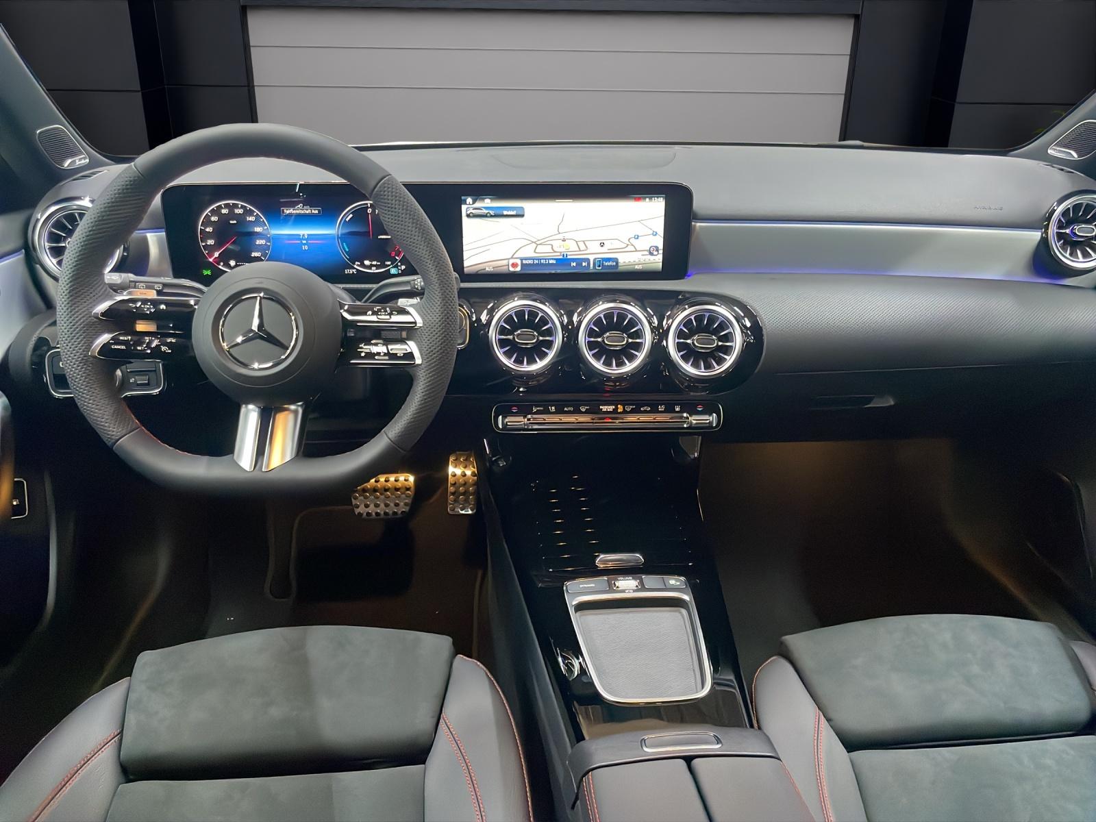MERCEDES-BENZ A 250 e EQ Star AMG Line-image-4