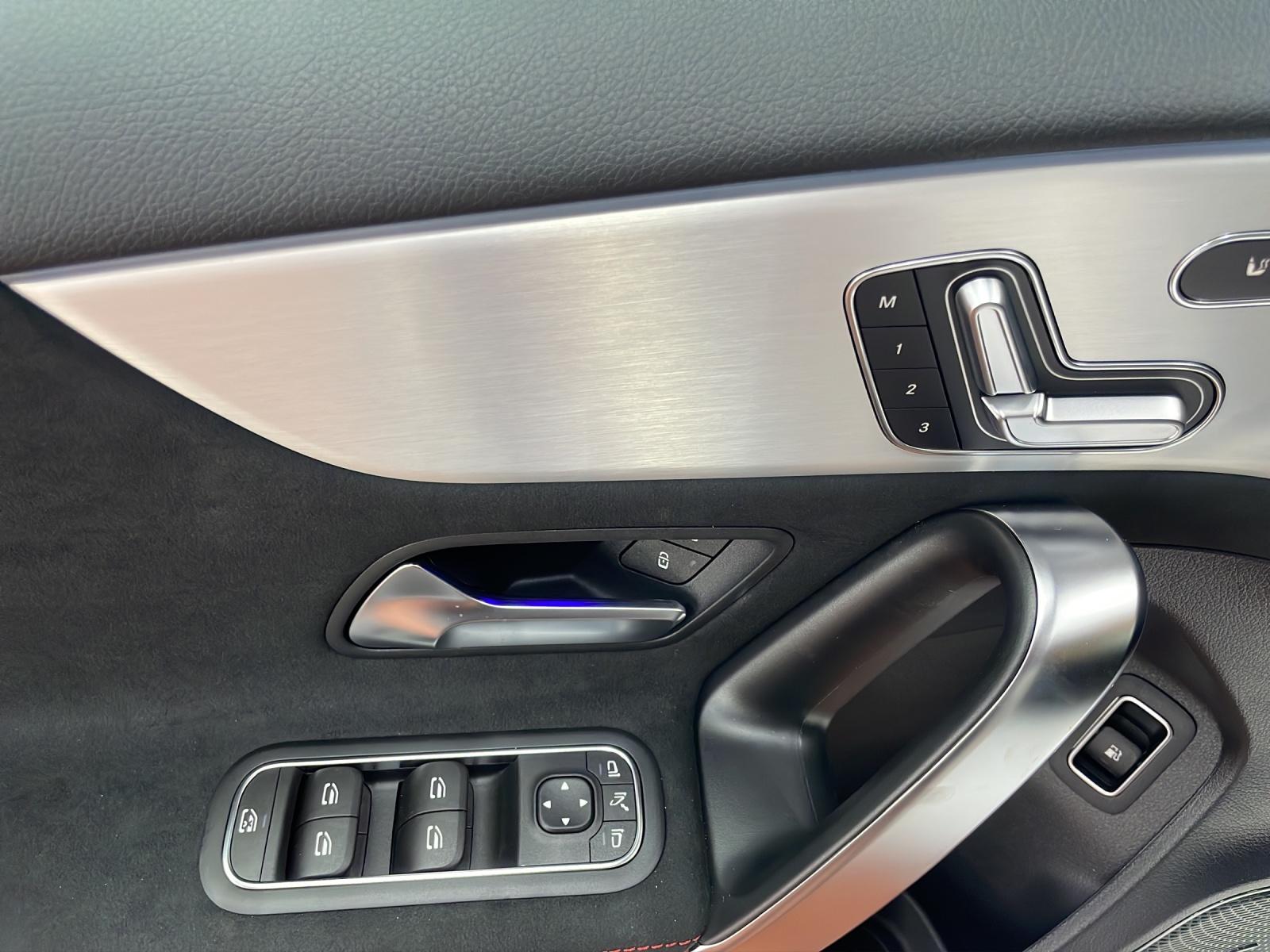 MERCEDES-BENZ A 250 e EQ Star AMG Line-image-6