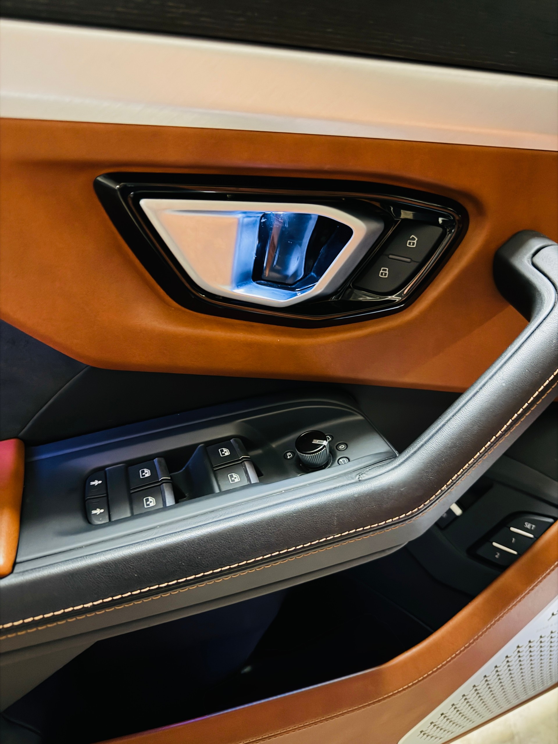 LAMBORGHINI Urus E-Gear-image-10