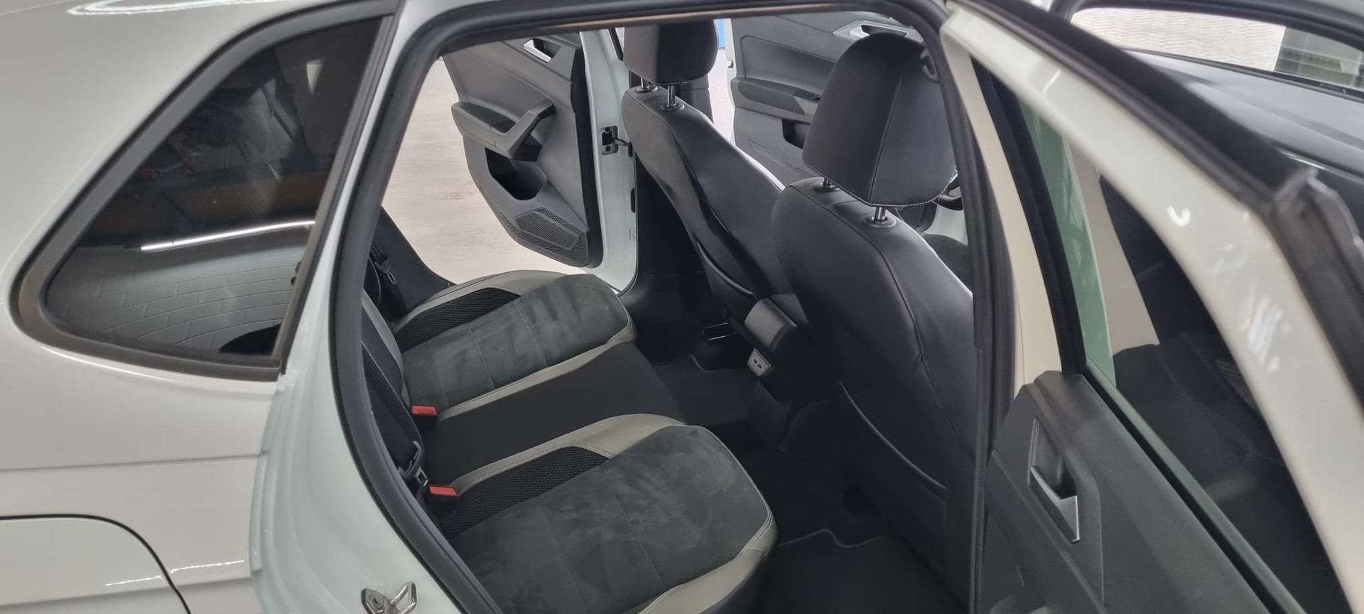 VW Polo 2.0 TSI GTI DSG-image-8