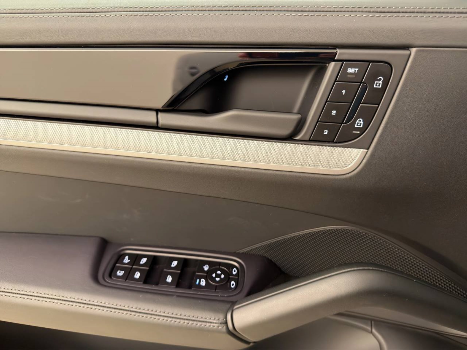 PORSCHE Cayenne E-Hybrid Coupé-image-17
