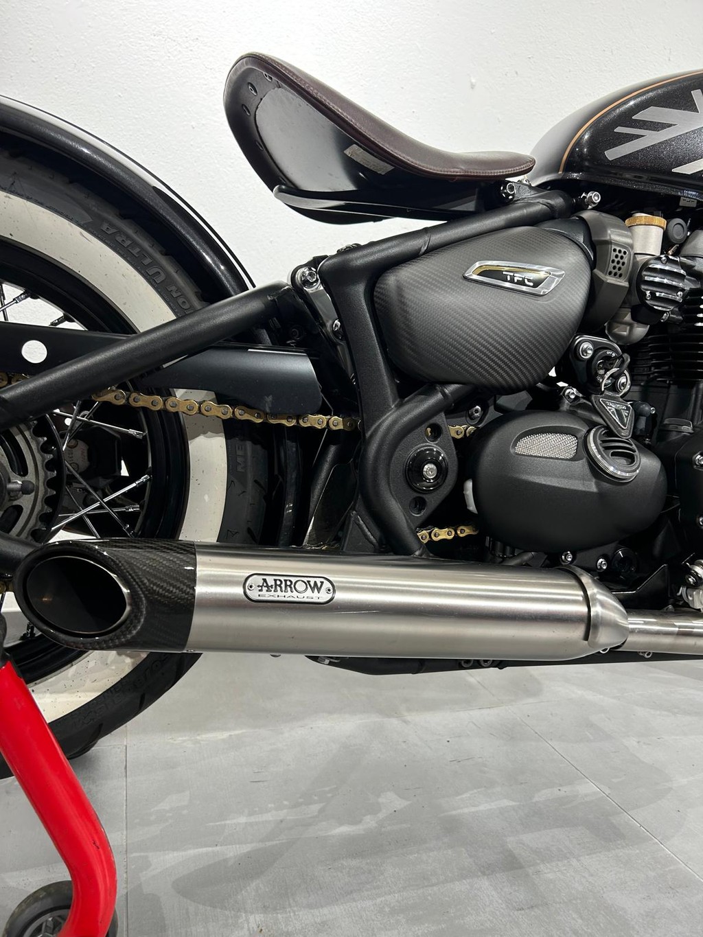 TRIUMPH Bonneville 1200 Bobber (Limited Edition)-showroom-element-1