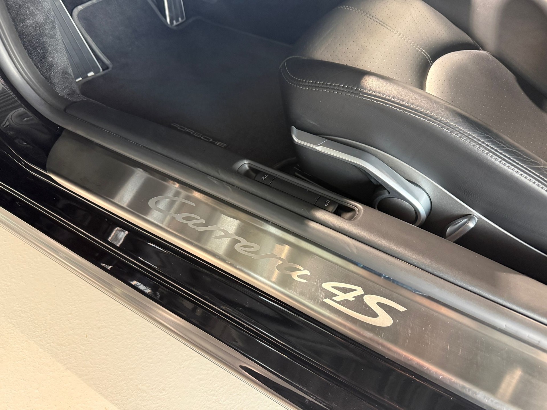 PORSCHE 911 Carrera 4S-image-17