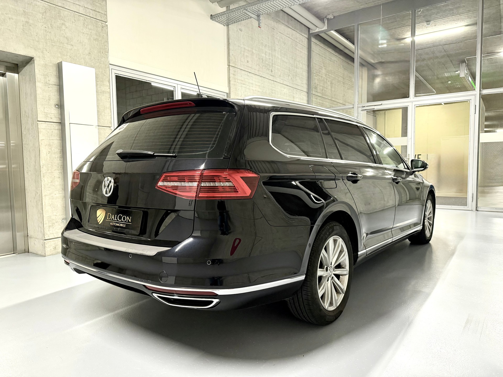 VW Passat Variant 2.0 TDI BMT High. DSG 4Motion-image-8