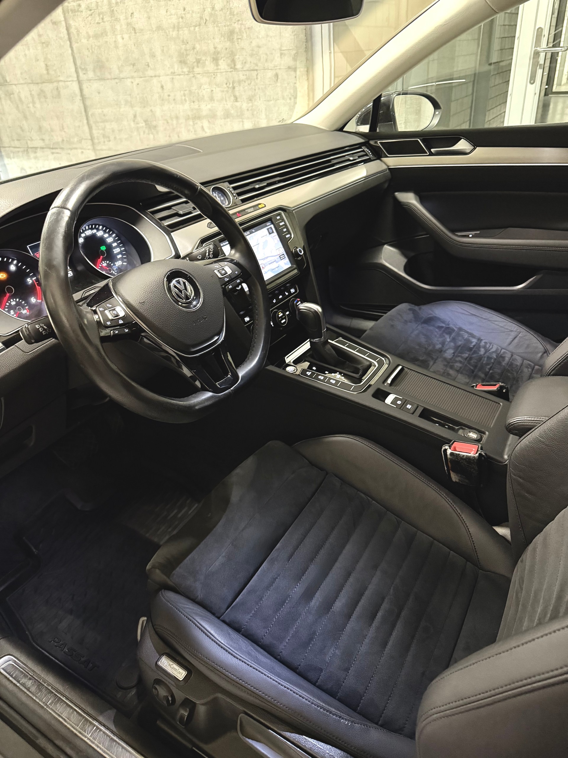 VW Passat Variant 2.0 TDI BMT High. DSG 4Motion-image-11