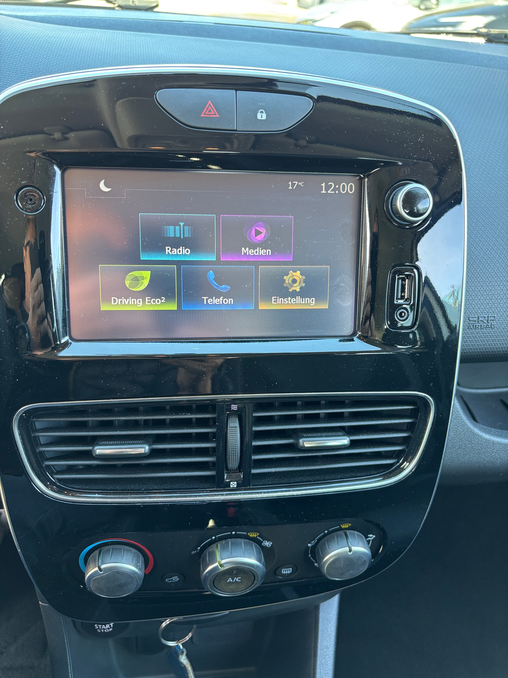 RENAULT Clio 0.9 12V Zen-image-9