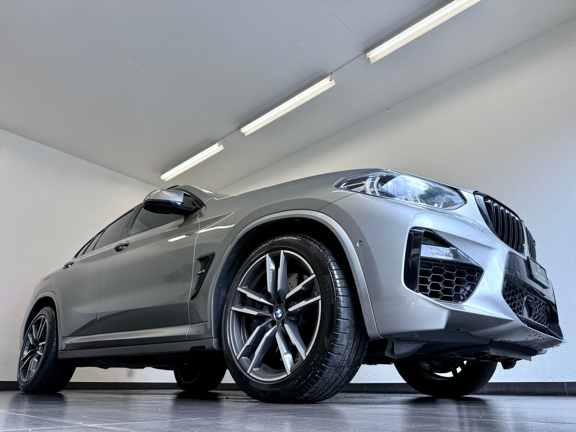 BMW X4M Steptronic-showroom-element-2