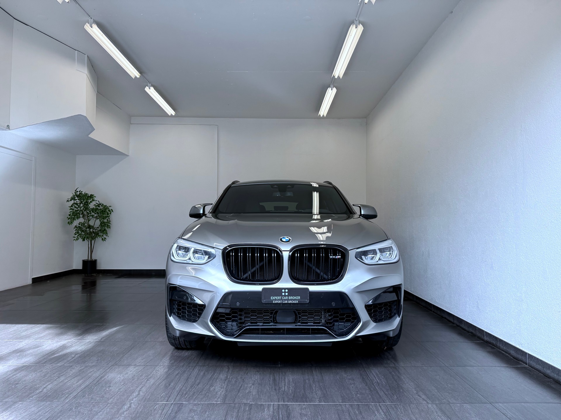 BMW X4M Steptronic-showroom-element-3