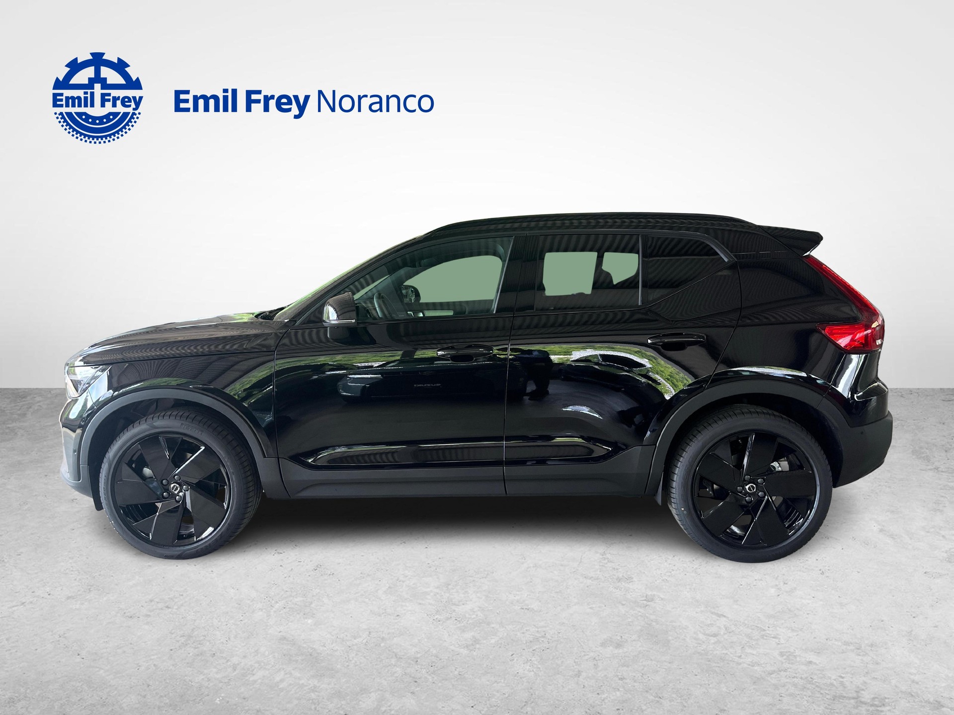 VOLVO XC40 2.0 B4 MH Ultra Black Edition-showroom-element-1