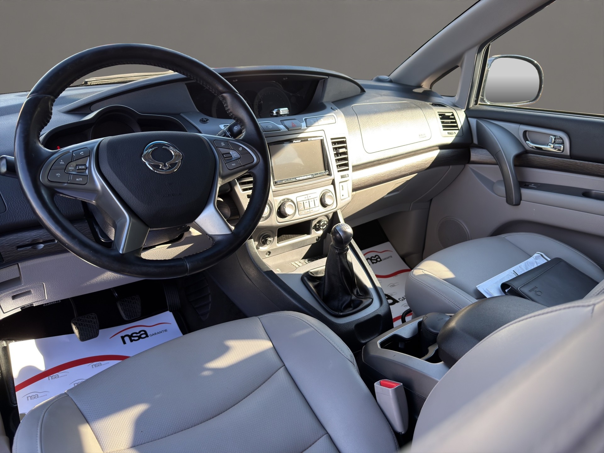 KGM-SsangYong Rodius SV220 e-XDi Crystal Plus Edition 2WD-image-8