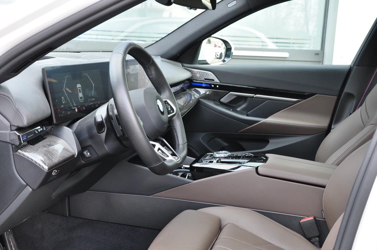 BMW 520d xDrive 48V Touring M Sport Pro Steptronic-image-17