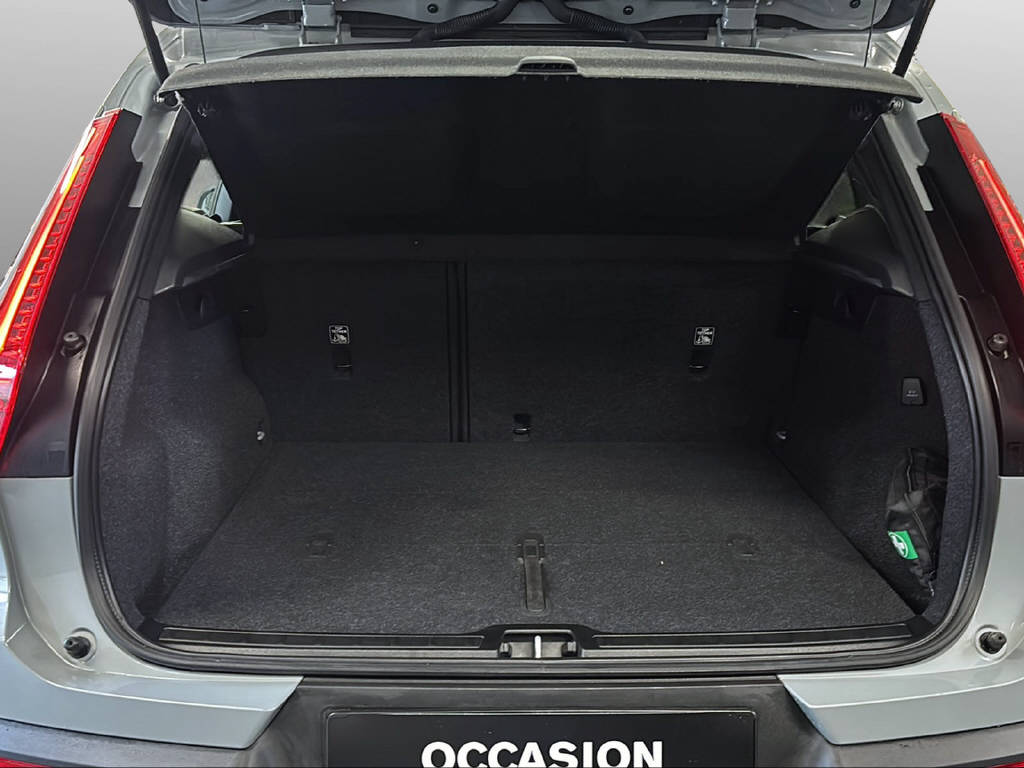 VOLVO XC40 2.0 B3 MH Essential-image-12