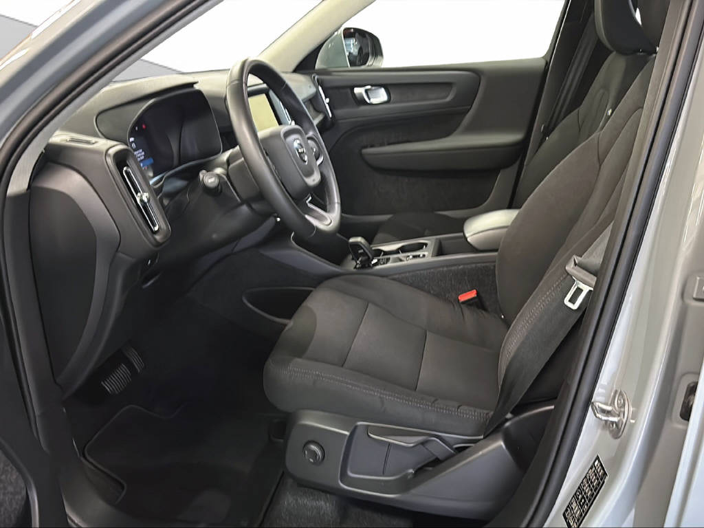 VOLVO XC40 2.0 B3 MH Essential-image-10