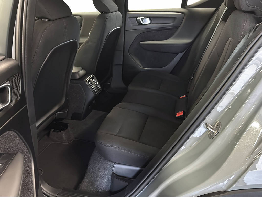 VOLVO XC40 2.0 B3 MH Essential-image-11