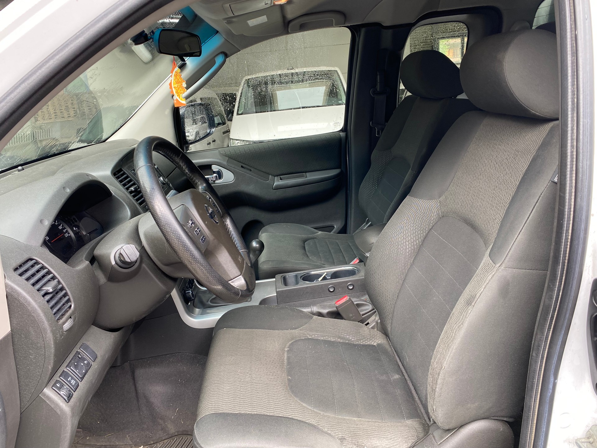 NISSAN Navara King Cab SE 2.5 dCi 4WD-image-2
