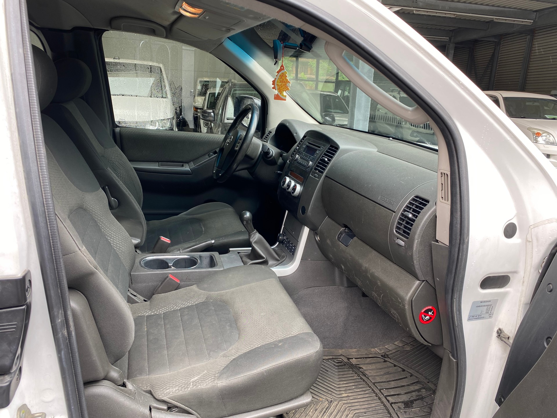 NISSAN Navara King Cab SE 2.5 dCi 4WD-image-6