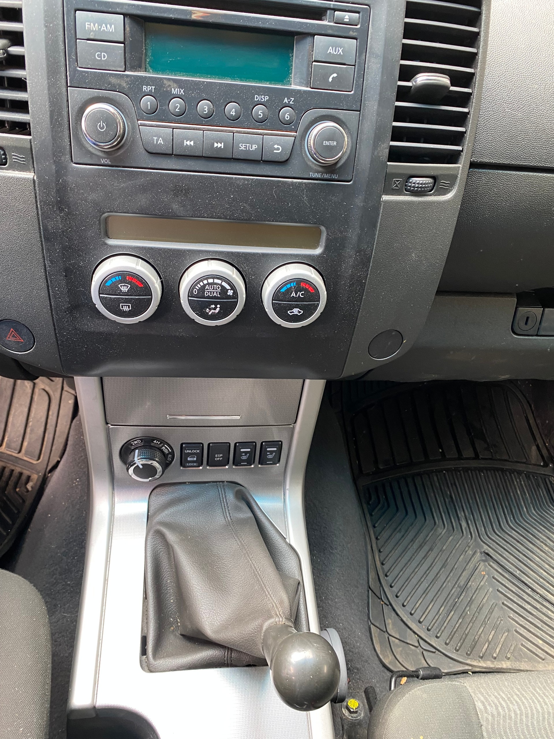 NISSAN Navara King Cab SE 2.5 dCi 4WD-image-4