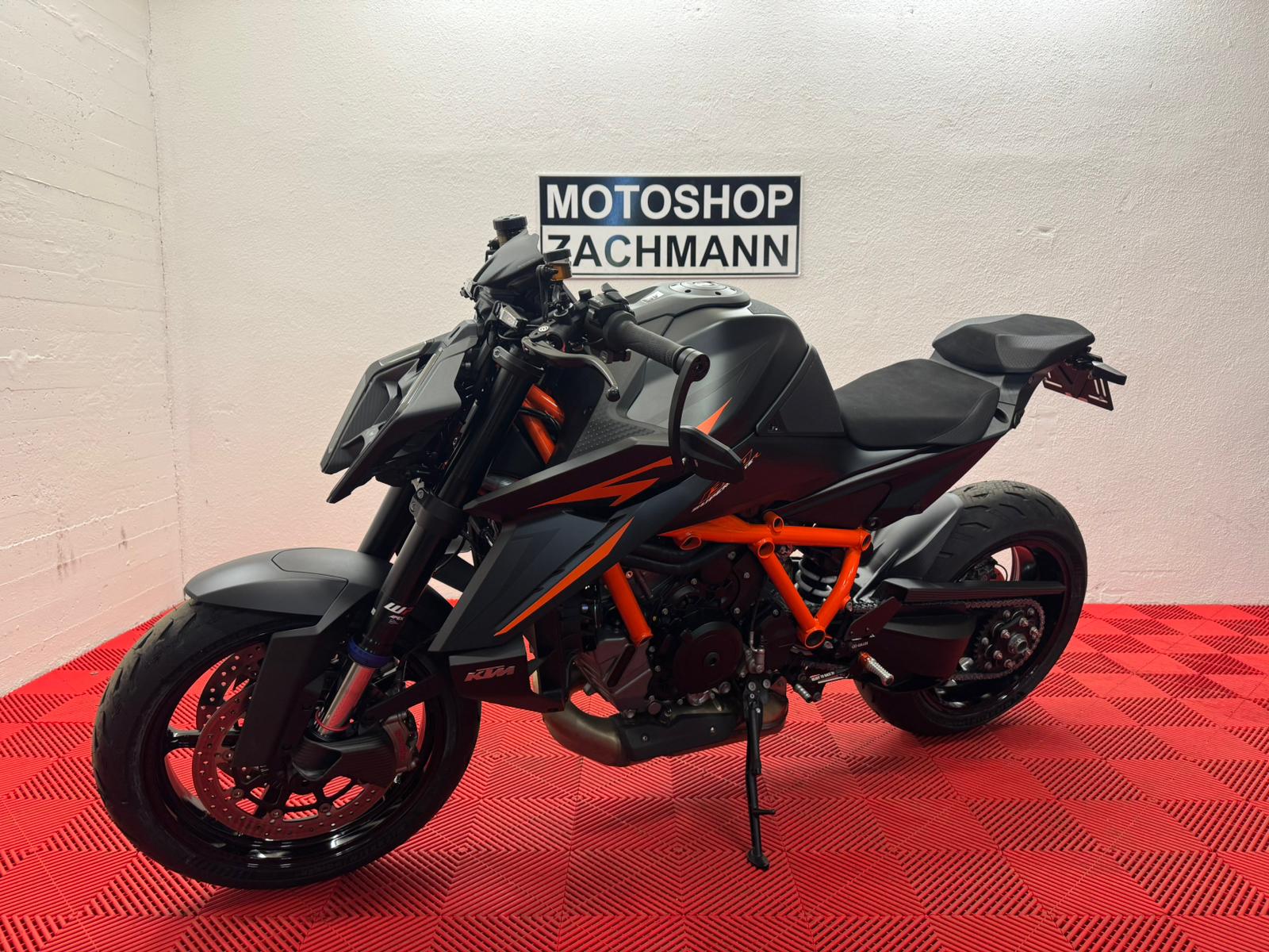 KTM 1390 Super Duke R EVO-showroom-element-1