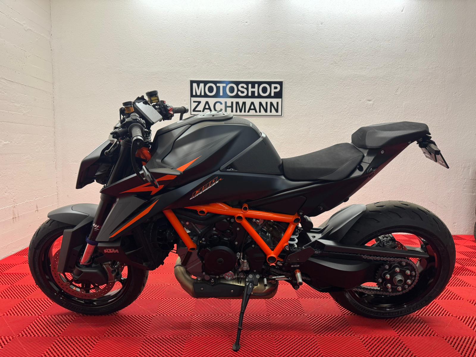 KTM 1390 Super Duke R EVO-showroom-element-3