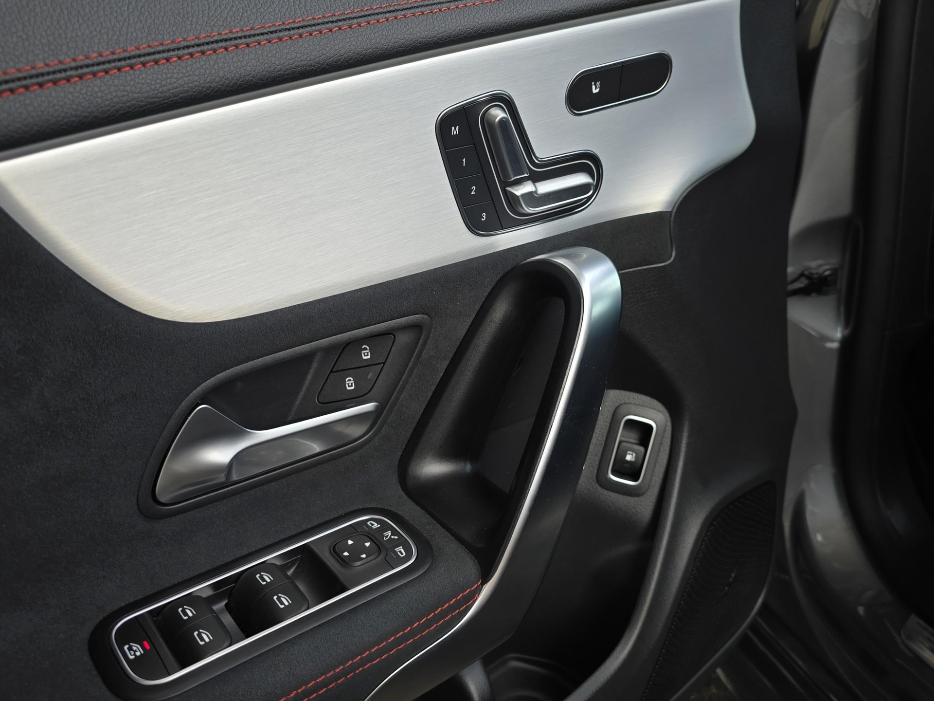 MERCEDES-BENZ CLA 250 e AMG Line-image-21