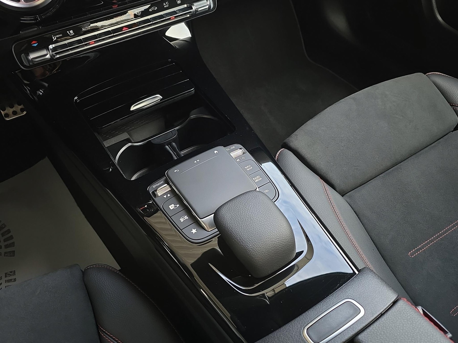 MERCEDES-BENZ CLA 250 e AMG Line-image-12