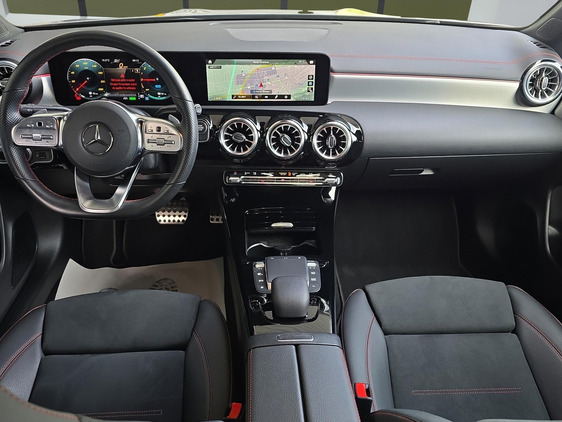 MERCEDES-BENZ CLA 250 e AMG Line-image-17