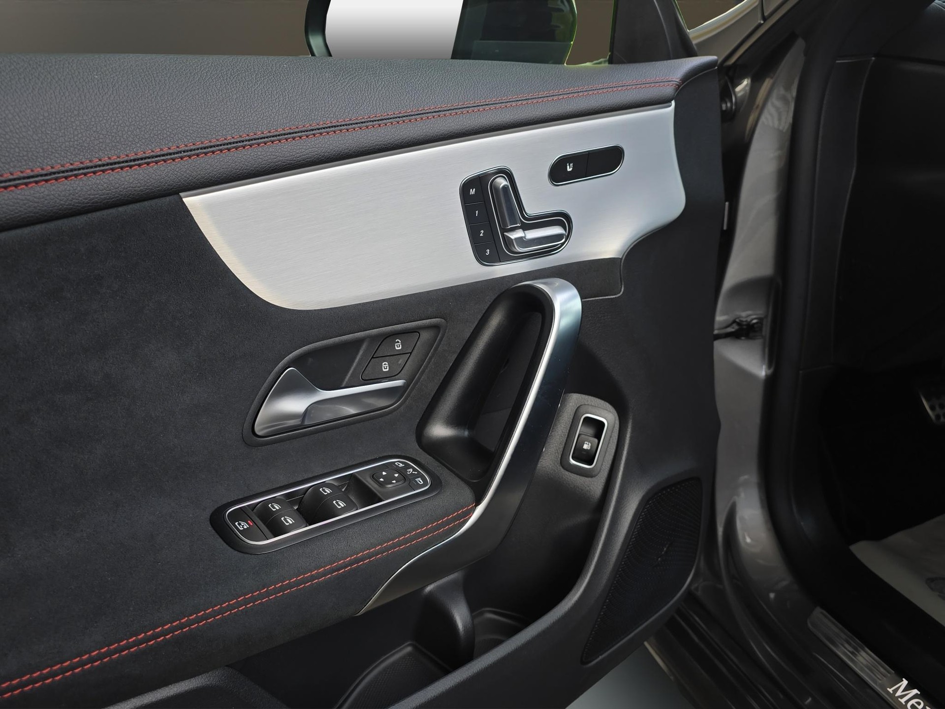 MERCEDES-BENZ CLA 250 e AMG Line-image-20