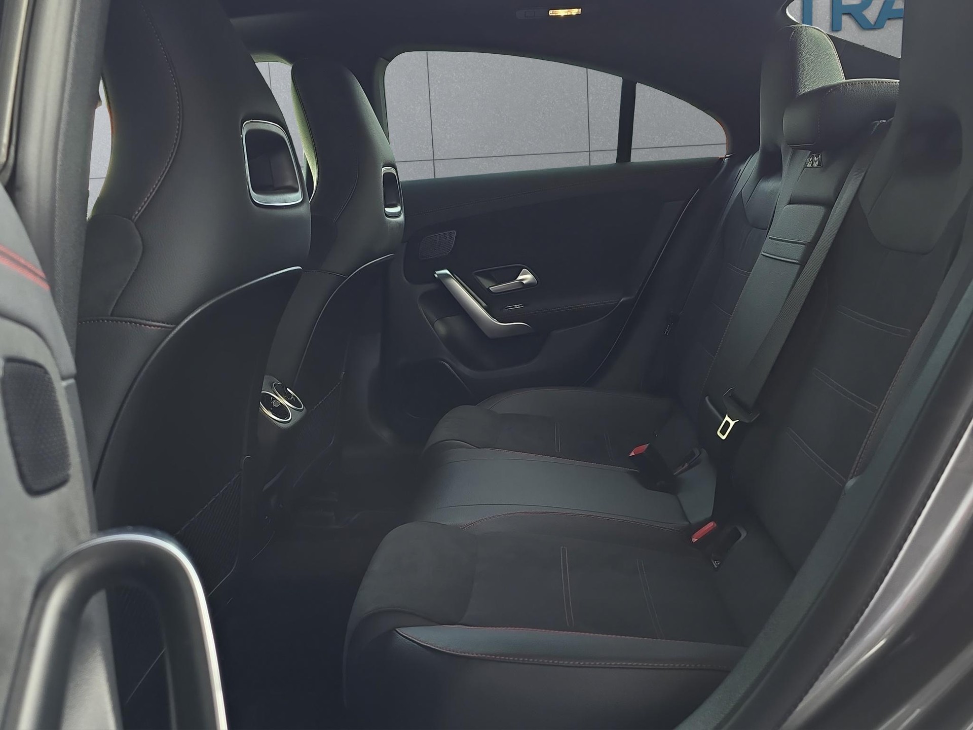 MERCEDES-BENZ CLA 250 e AMG Line-image-24