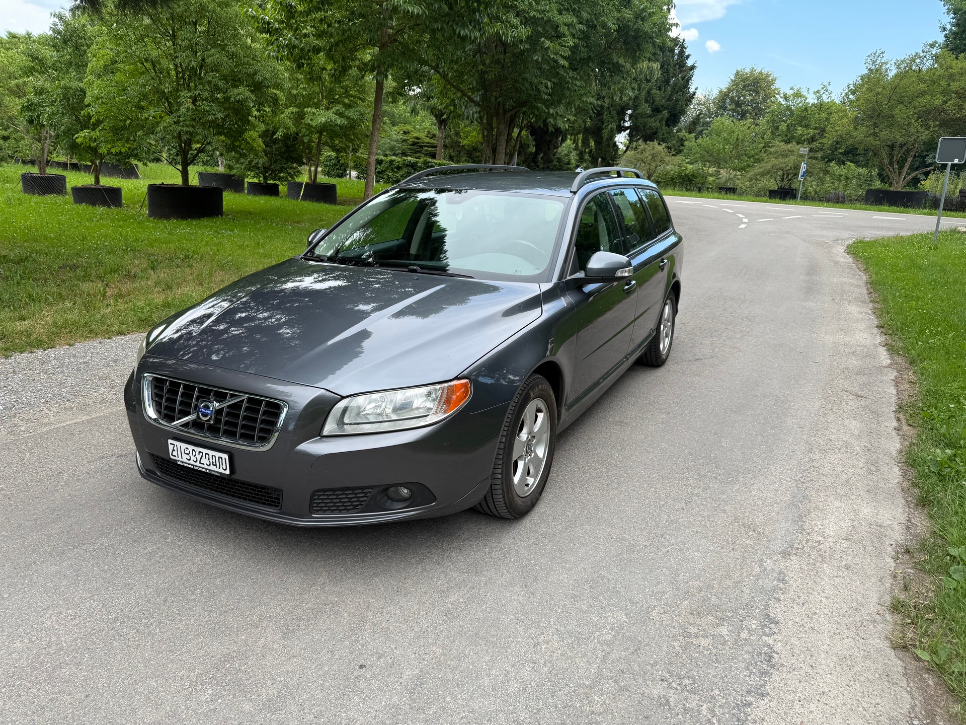 VOLVO V70 D5 AWD Momentum-image-0