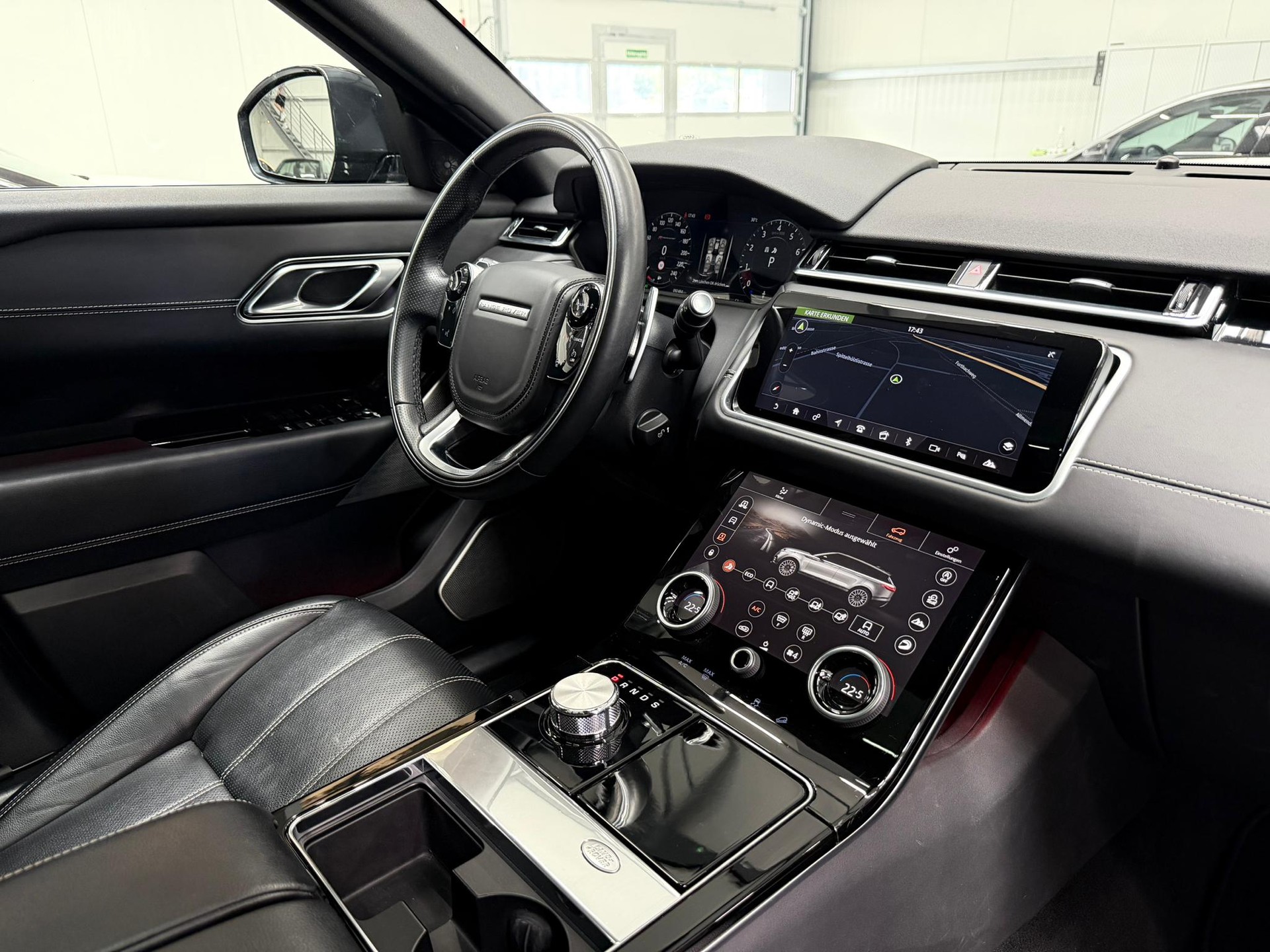 LAND ROVER Range Rover Velar R-Dynamic P 300 SE Automatic-image-28