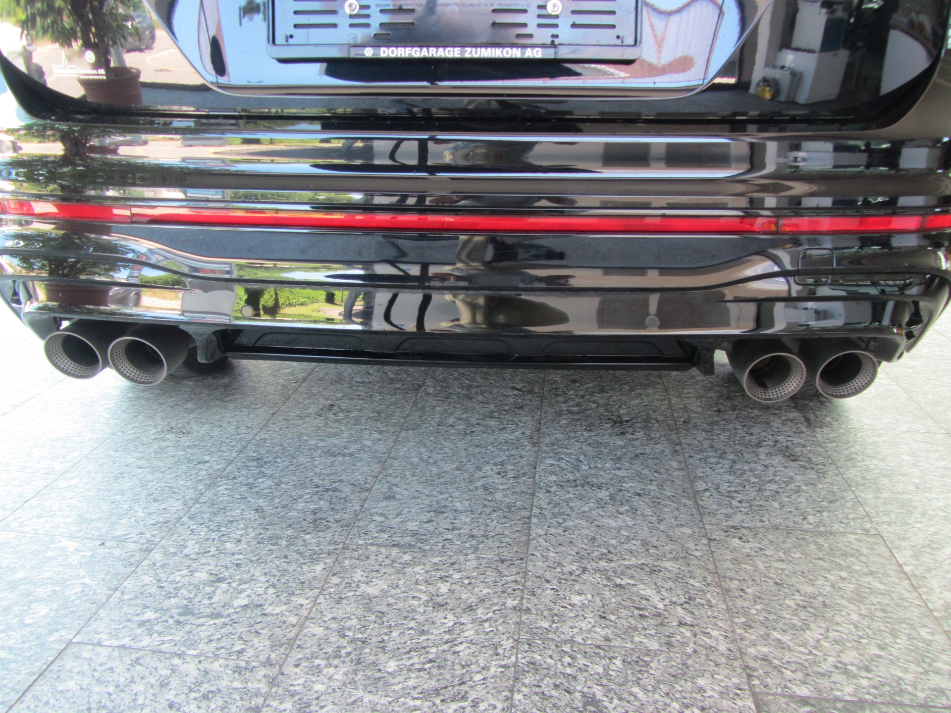 VW Tiguan 2.0TSI R 4Motion DSG-image-4
