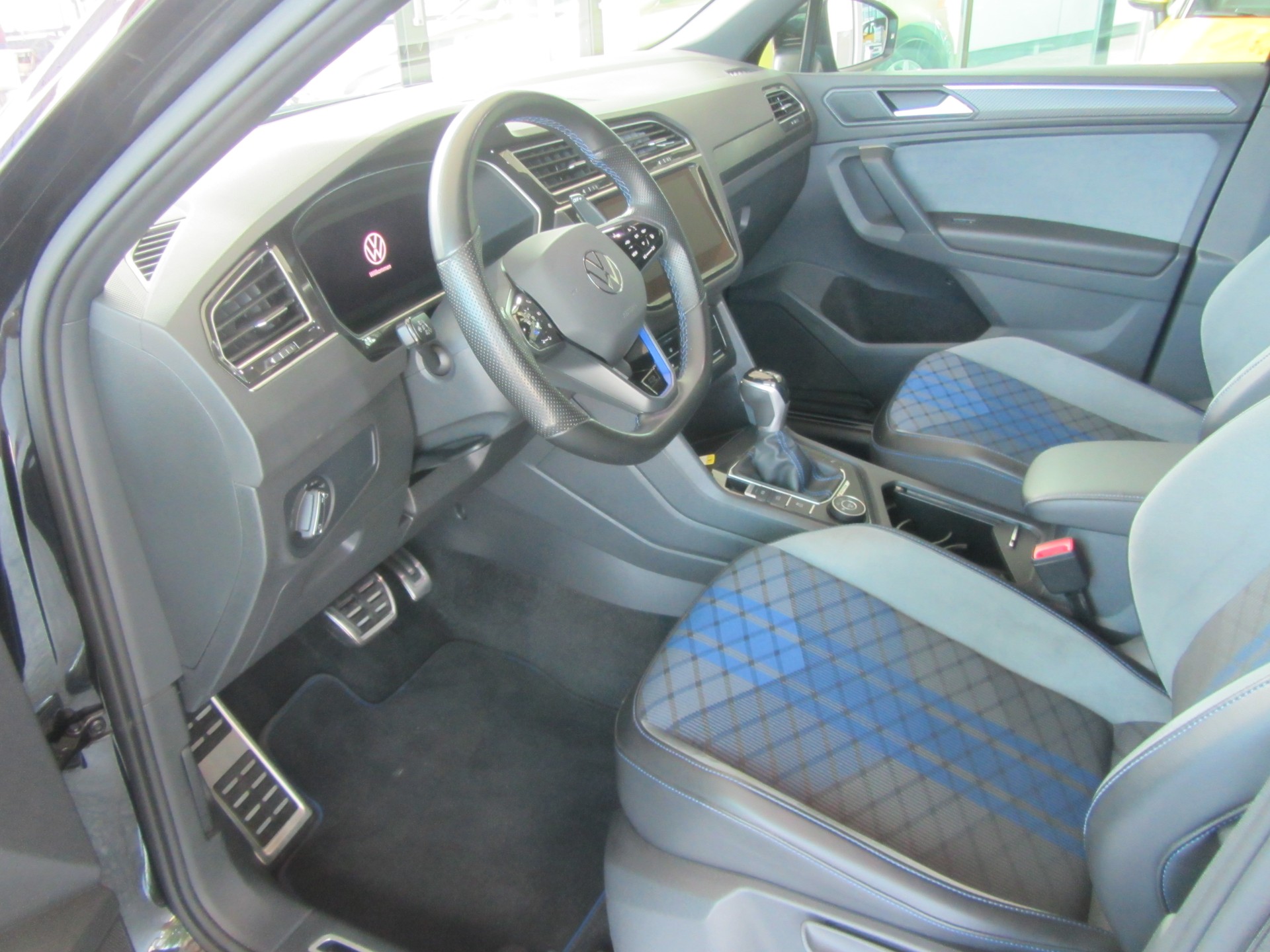 VW Tiguan 2.0TSI R 4Motion DSG-image-5