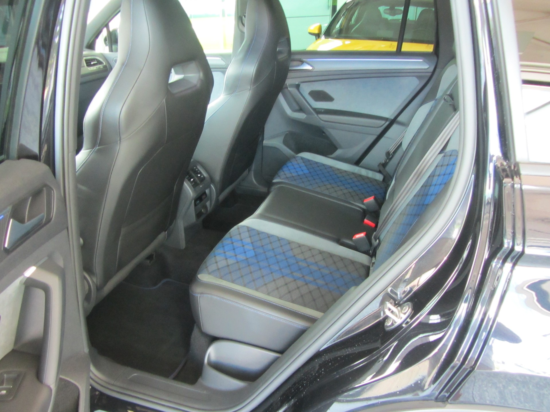 VW Tiguan 2.0TSI R 4Motion DSG-image-6
