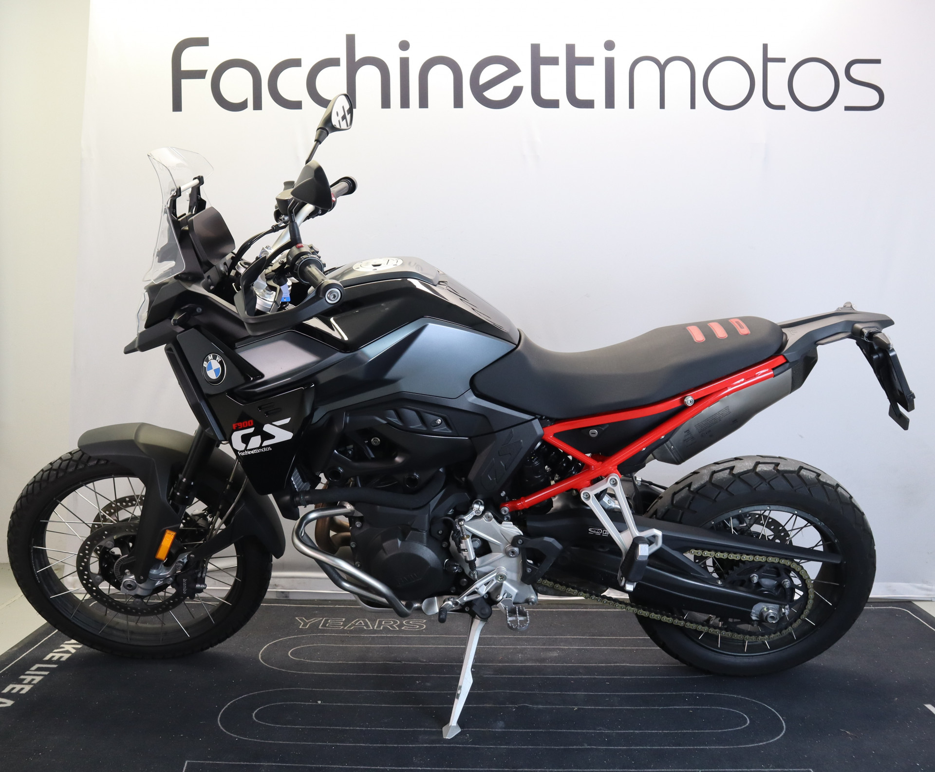 BMW F 900 GS-showroom-element-1