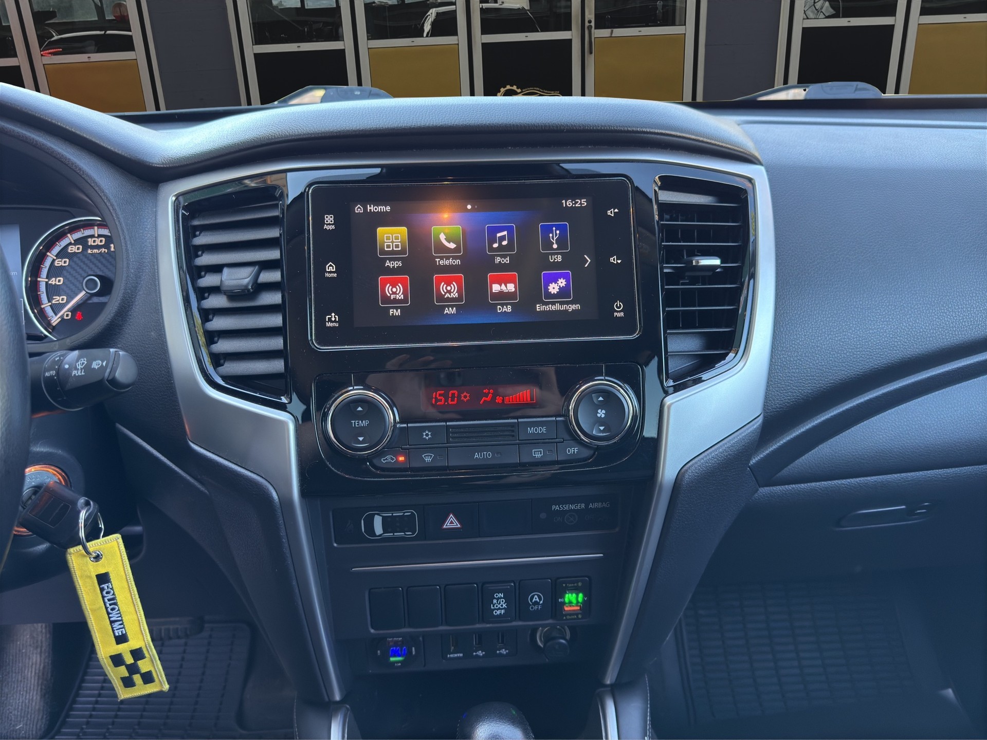 MITSUBISHI L 200 2.2 Style Double Cab Automat-image-14
