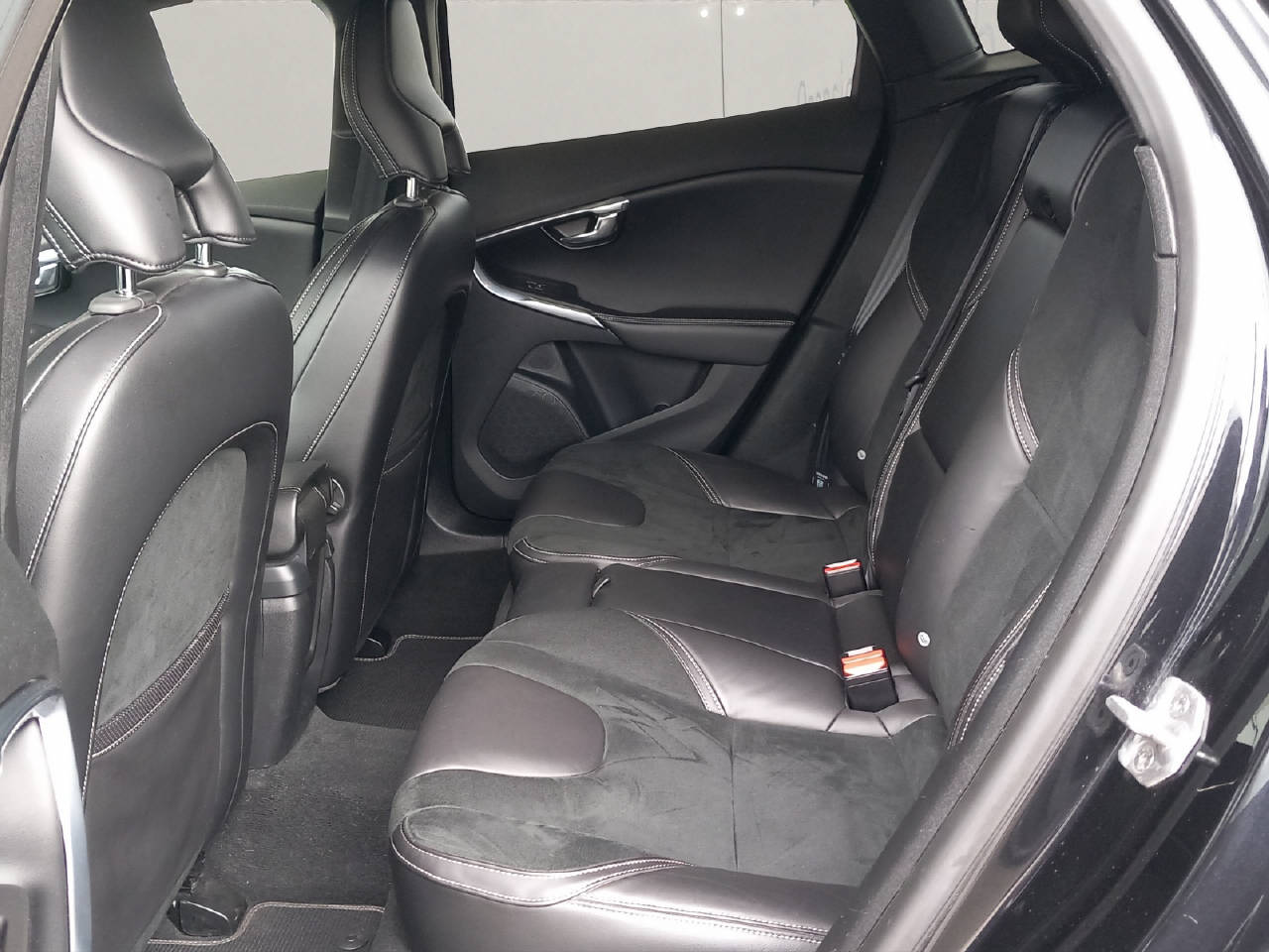 VOLVO V40 2.0 D3 Momentum S/S-image-9