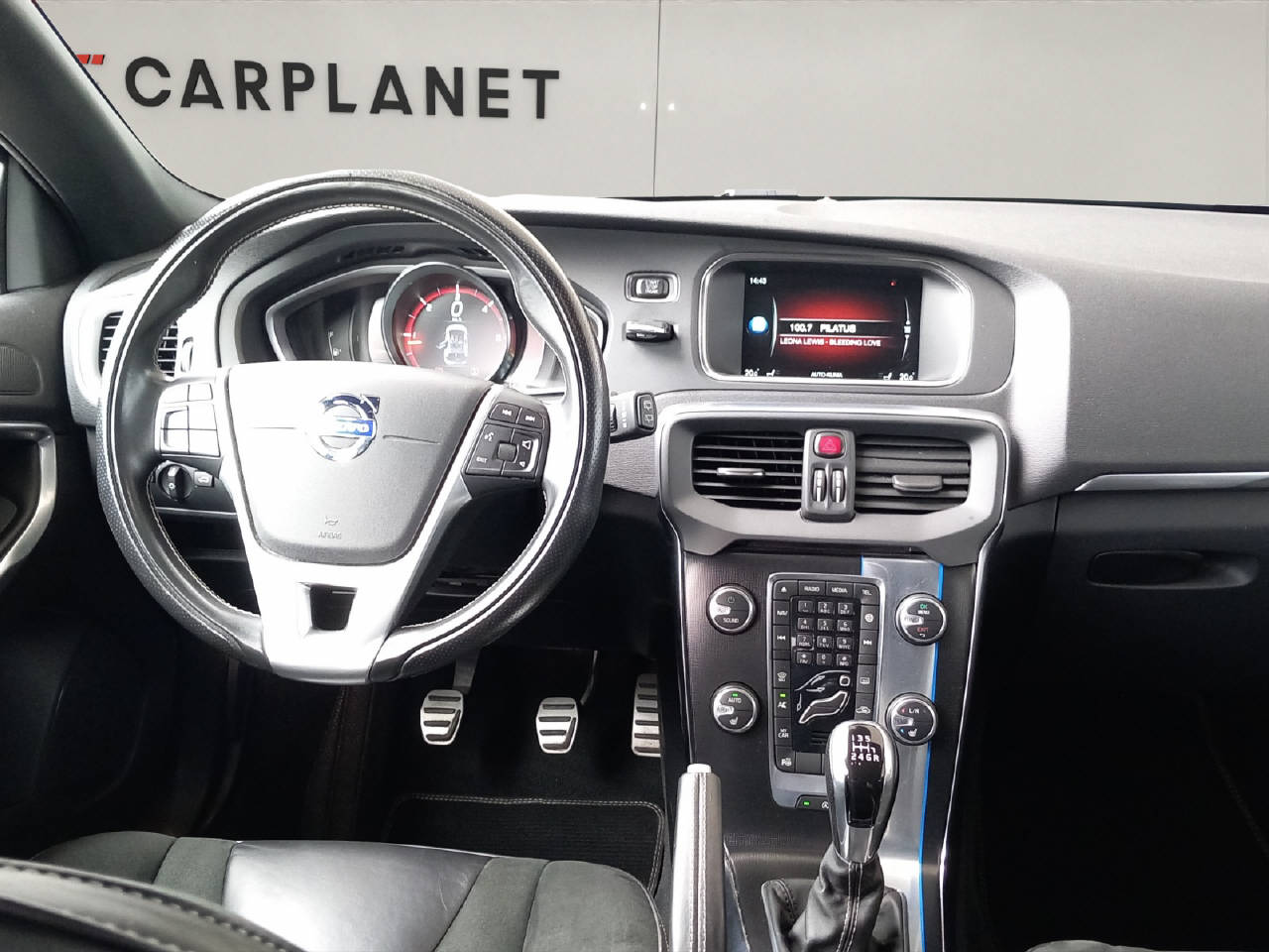 VOLVO V40 2.0 D3 Momentum S/S-image-4