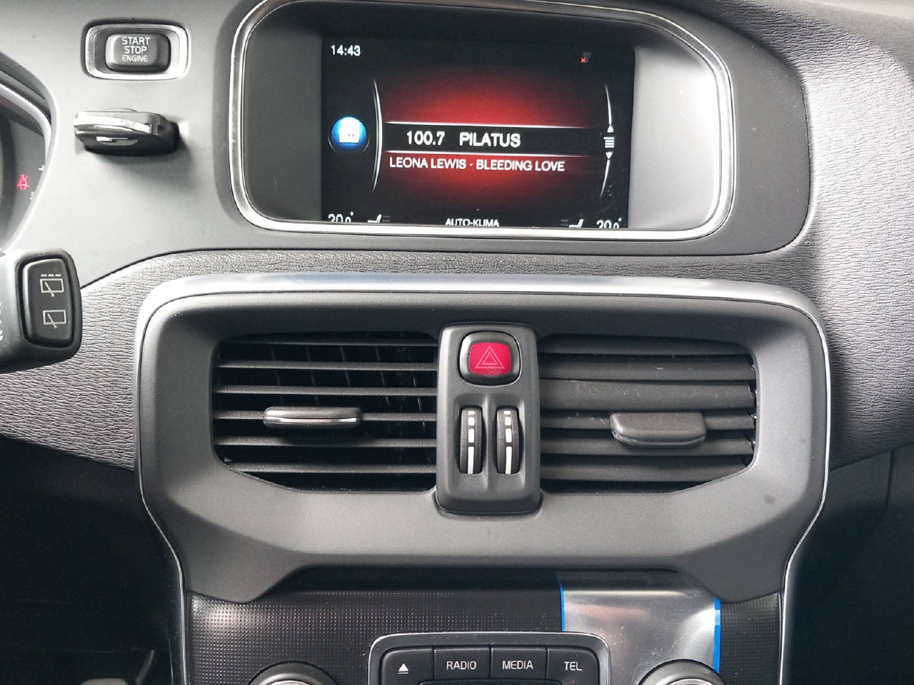 VOLVO V40 2.0 D3 Momentum S/S-image-6