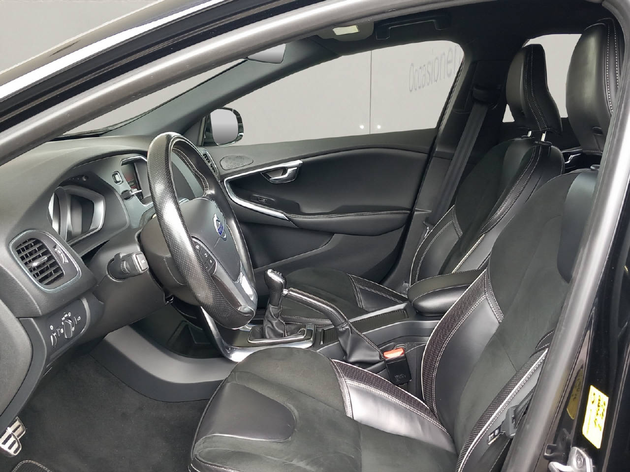 VOLVO V40 2.0 D3 Momentum S/S-image-3