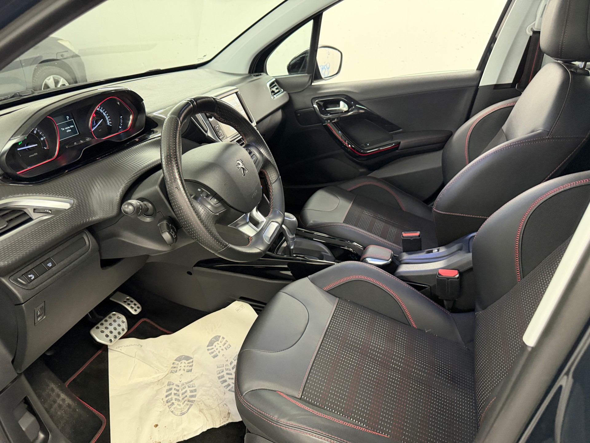 PEUGEOT 2008 1.2 PureTech GT Line EAT6-image-11