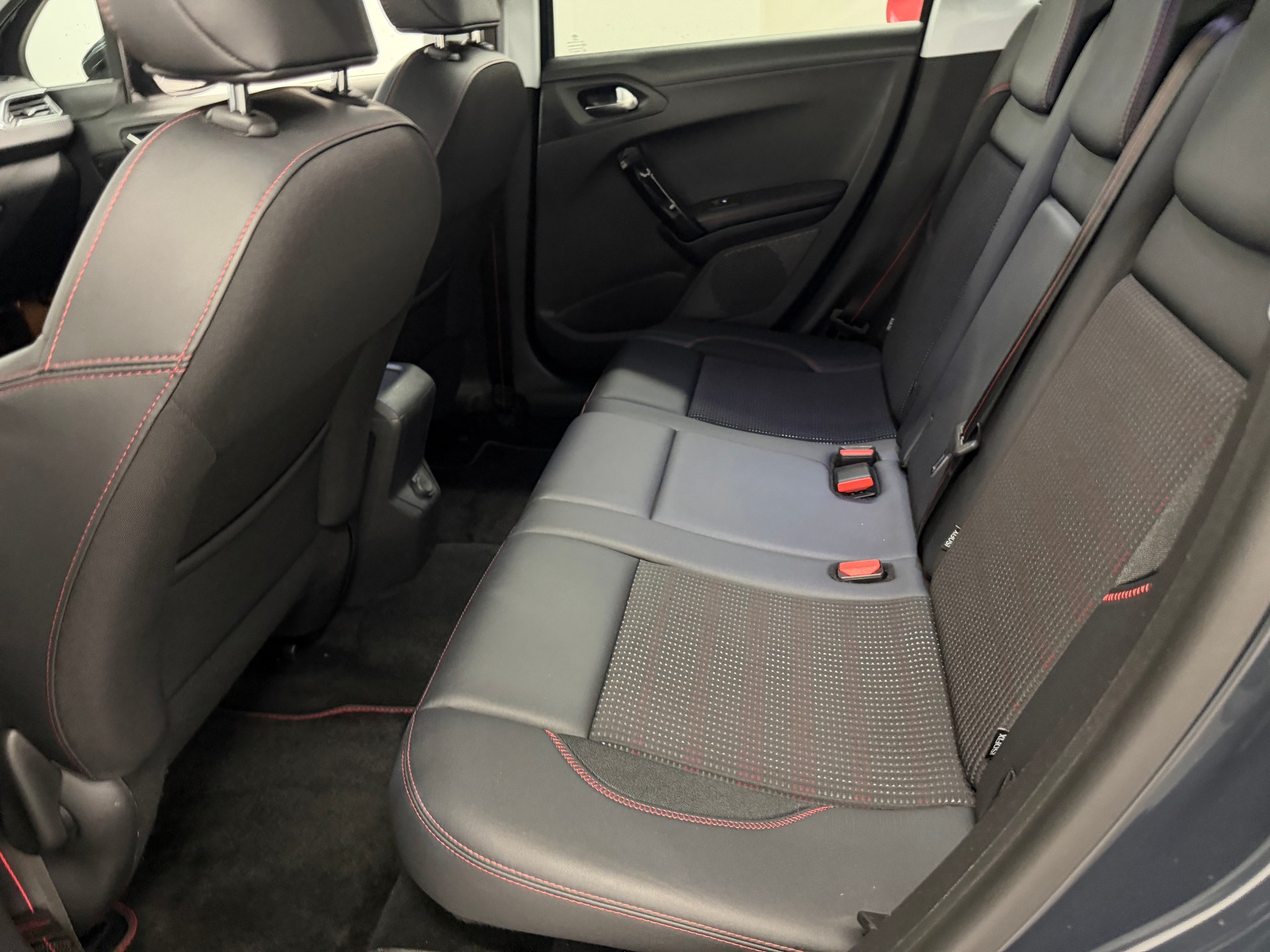 PEUGEOT 2008 1.2 PureTech GT Line EAT6-image-15