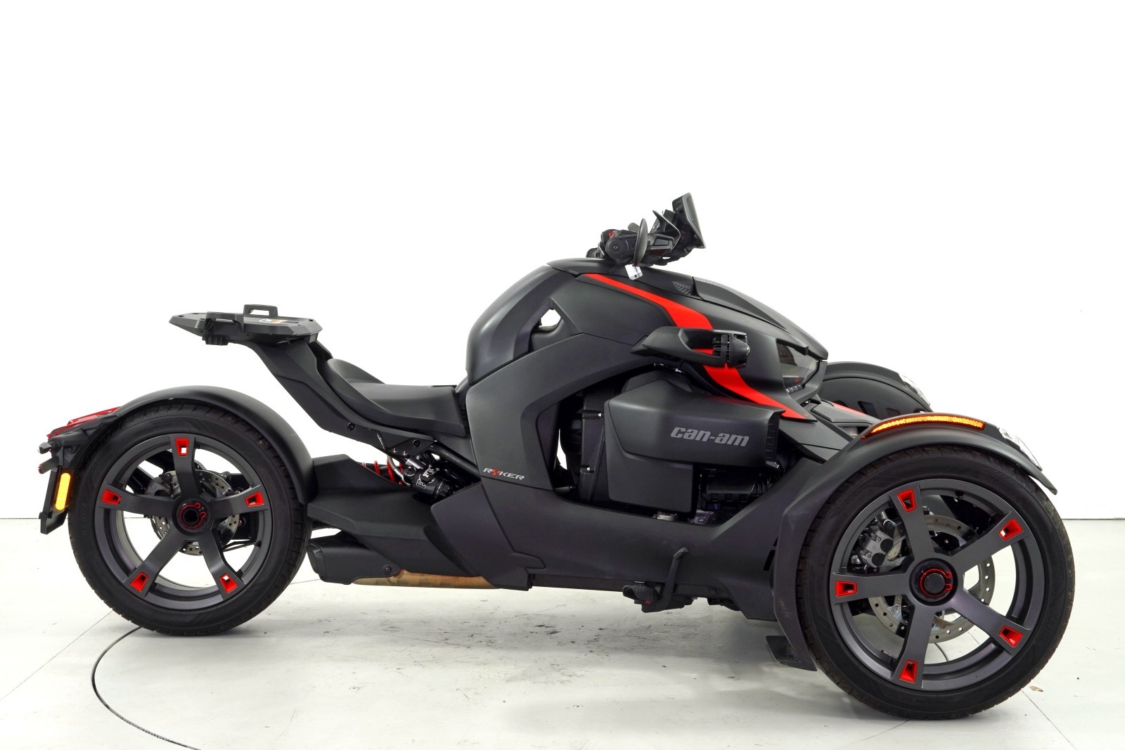 CAN-AM Ryker 900-showroom-element-3