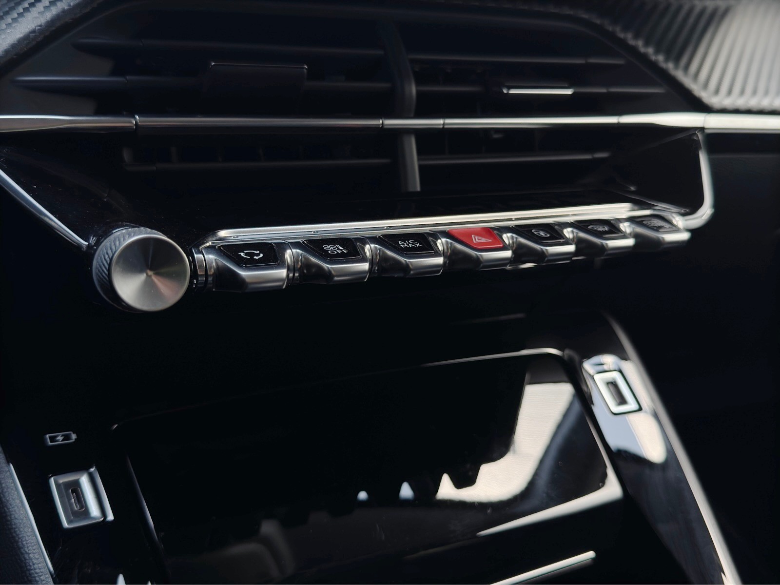 PEUGEOT 208 1.2 PureTech Allure EAT8-image-19