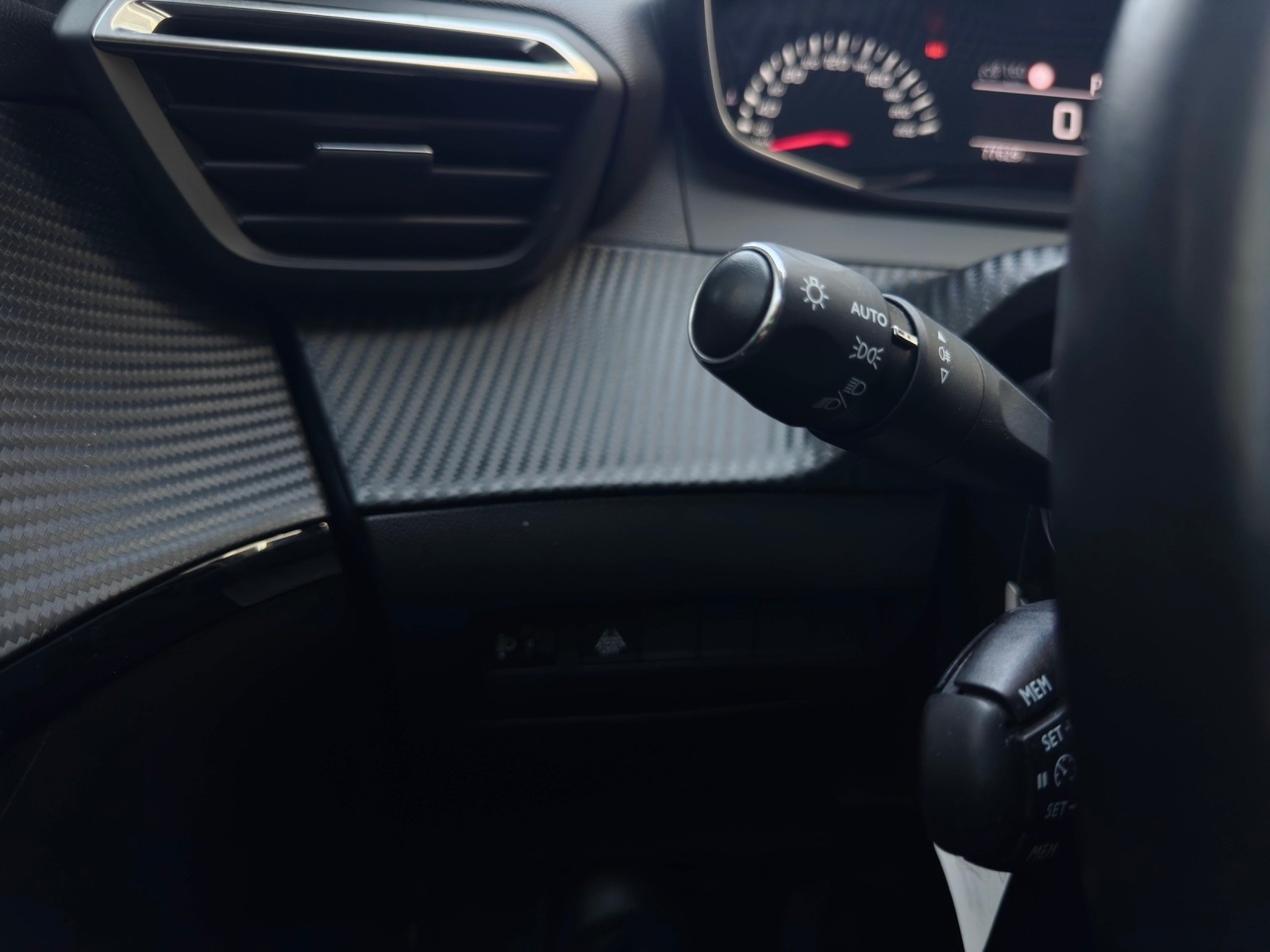 PEUGEOT 208 1.2 PureTech Allure EAT8-image-21