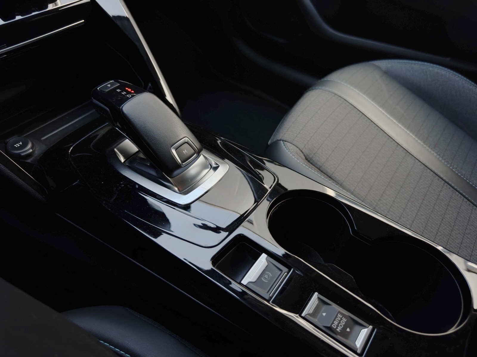 PEUGEOT 208 1.2 PureTech Allure EAT8-image-18