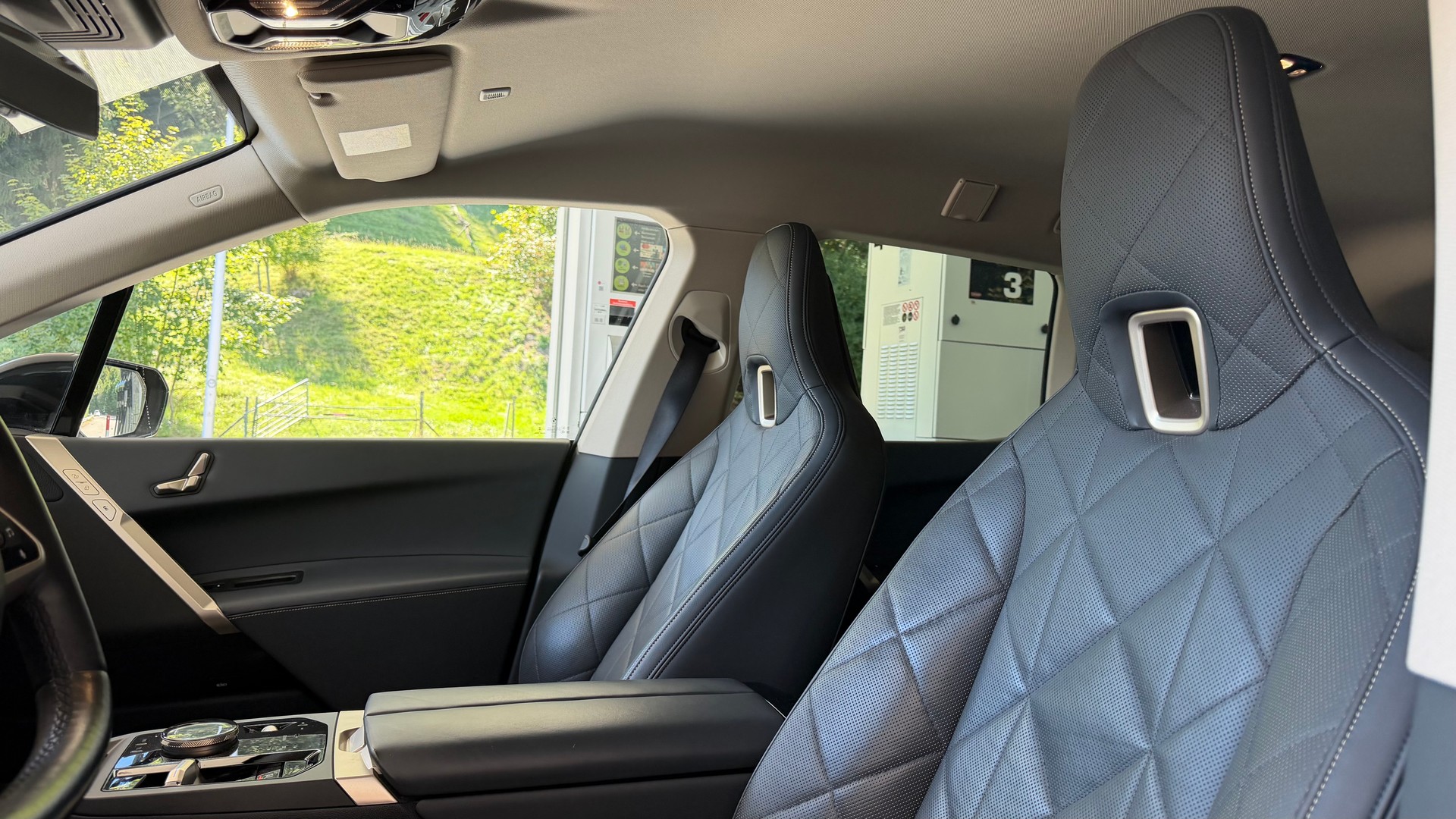 BMW iX xDrive40-image-10