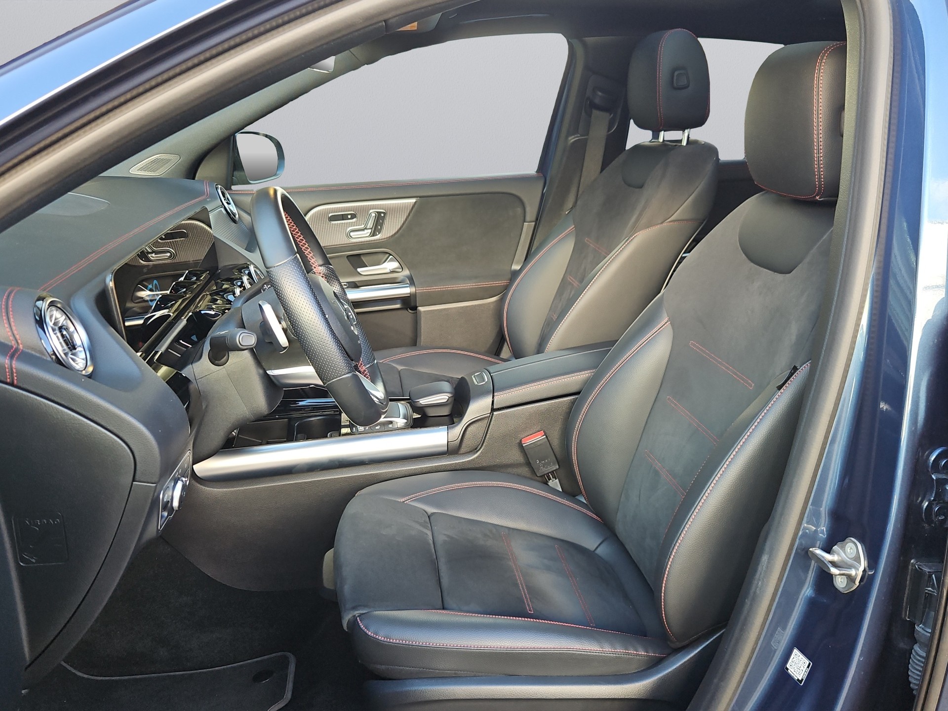 MERCEDES-BENZ EQA 350 AMG Line 4Matic-image-7